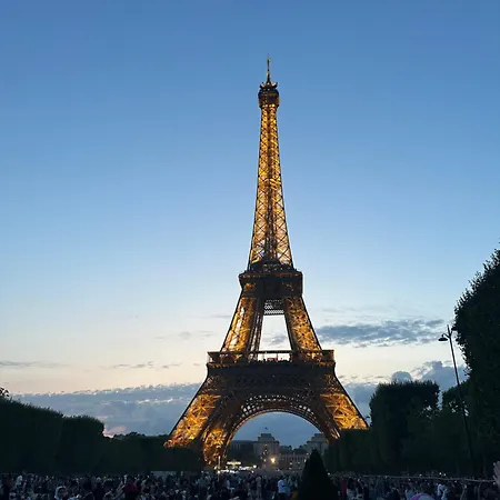 10 Minutes Walk From The Beautiful Eiffel Tower