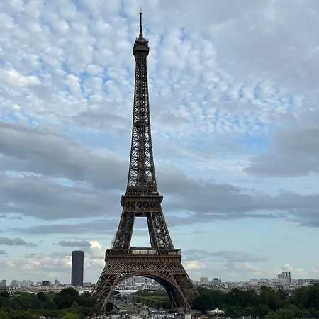 10 Minutes Walk From The Beautiful Eiffel Tower